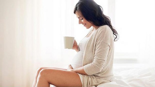 3 tháng đầu tiên của thai kỳ mẹ bầu không nên uống trà xanh không độ