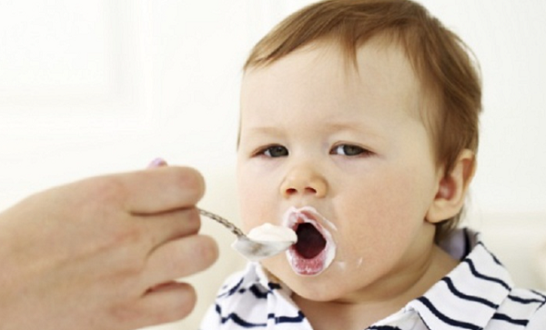 Bé từ 7 tháng trở lên - hệ tiêu hóa hoàn thiện nên có thể ăn sữa chua