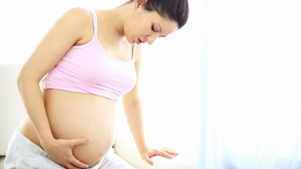 Táo bón kéo dài có thể gây nứt kẽ hậu môn và nhiễm trùng cho mẹ bầu