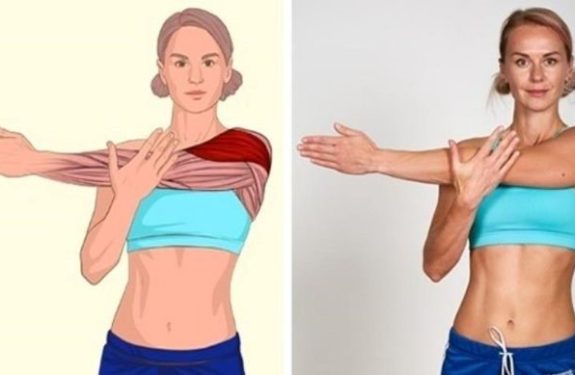 Tư thế giãn cơ tay giúp kéo căng nhóm cơ vai và cơ bắp tay