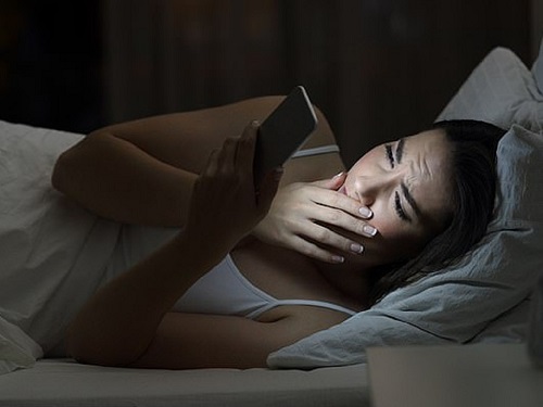 Hạn chế sử dụng thiết bị điện tử trước khi đi ngủHạn chế sử dụng thiết bị điện tử trước khi đi ngủ