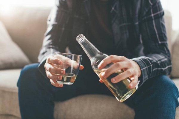 Uống nhiều rượu có thể gây loãng tinh trùng, tắc ống dẫn tinh và teo tinh hoàn